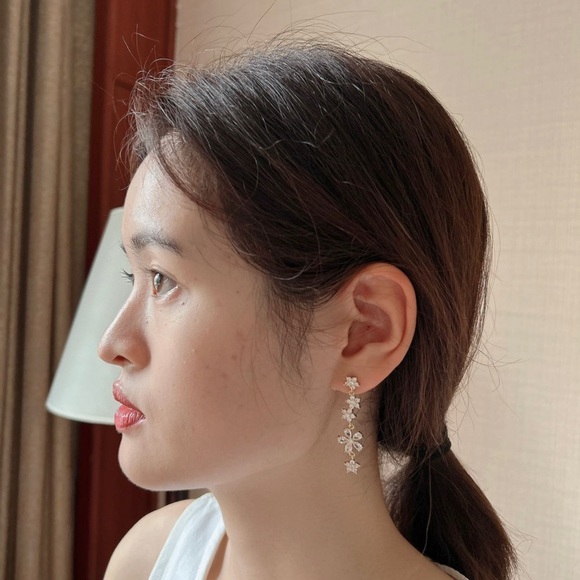 Romantic Sweet Long Flower Shaped Stud Earrings With Bling AAA Zirconia - Picture 1 of 8
